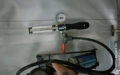 Nghiệm thu mối hàn màng HDPE bằng phương pháp kiểm tra kênh khí áp (air pressure test) theo tiêu chuẩn ASTM D5820.