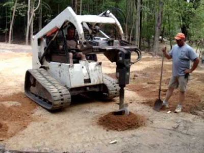 Bobcat khoan lo trong cay
